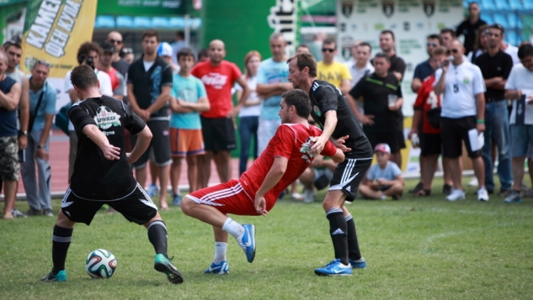 Страхил Карапчански и Даниела Шилкова наградиха победителите от „Kamenitza Фен Купа 2014“