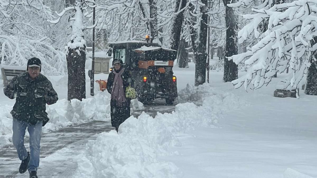 Фирмите по снегопочистване работят активно по пътната мрежа в Русе