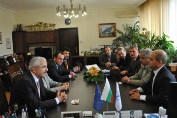 Кметът Пламен Стоилов посрещна представители на учителския синдикат в Бурса