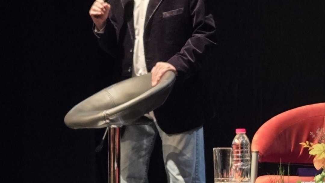 Музикално-поетичният спектакъл на Михаил Белчев събра почитатели на българската песен и поезия в Доходното здание в Русе