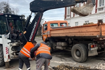 Общинските екипи извършват планирани дейности по поддържане на уличната мрежа и градската среда в Русе