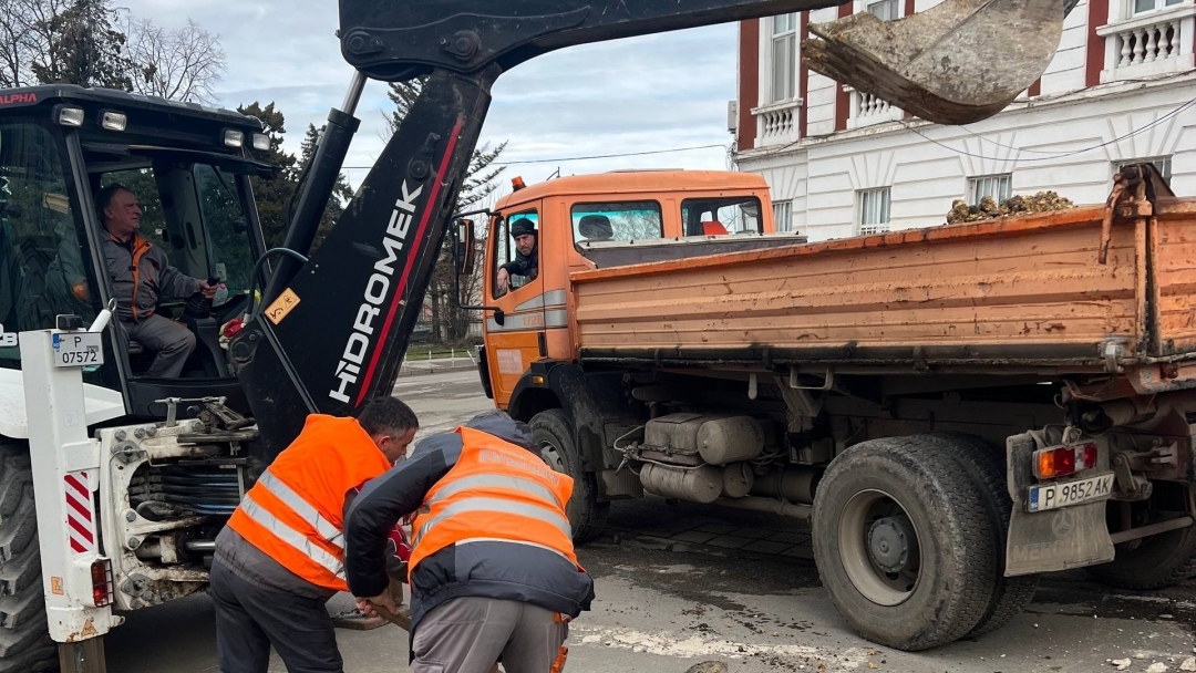 Общинските екипи извършват планирани дейности по поддържане на уличната мрежа и градската среда в Русе