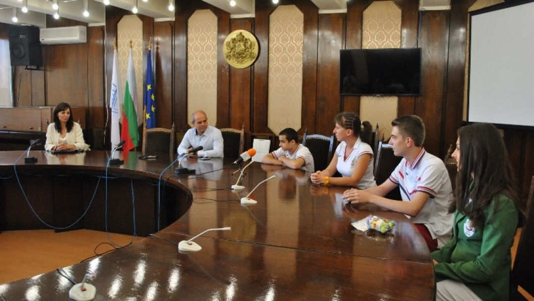 Знамена на Община Русе за тримата спортисти, представили България на Младежките олимпийски игри