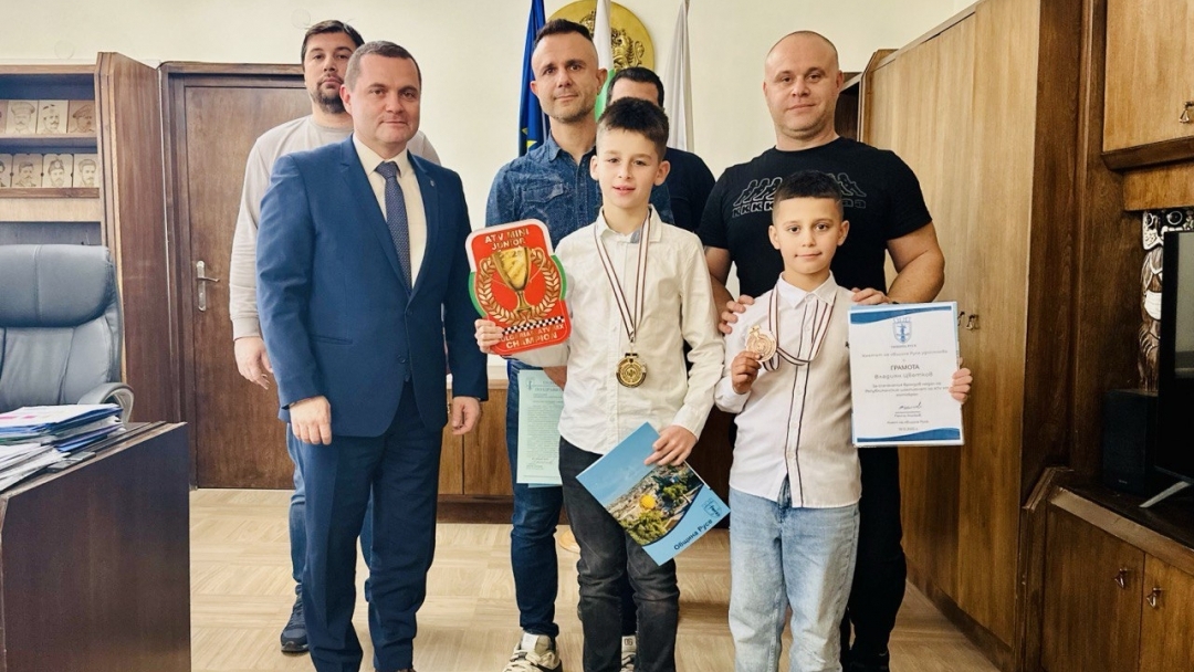 Кметът Пенчо Милков отличи младите състезатели по мотокрос Филип Кашов и Владиян Цветков