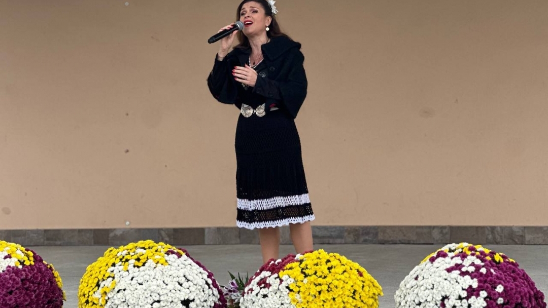 Сандрово отбеляза своя празник с много музика и народни танци