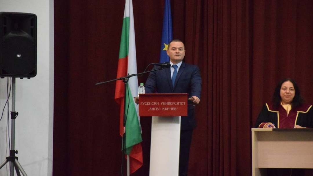 Mayor Pencho Milkov congratulates the Class of 2025 of the University of Ruse