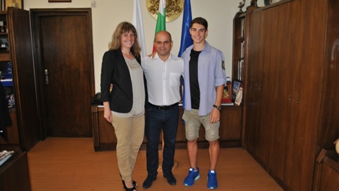 Кметът Стоилов подари знаме на Русе на републиканския шампион по триатлон Велизар Велизаров 