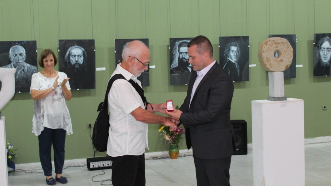 Pencho Milkov awarded a gold badge to sculptor Zukhtu Kalit for his 70th anniversary