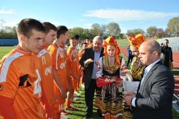 Кметът Пламен Стоилов връчи купа „България“ на футболистите от „Литекс“