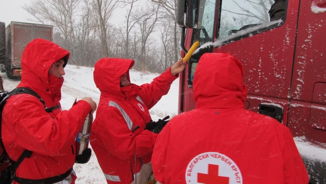Община Русе и БЧК в съвместна акция за подкрепа на шофьорите на паркираните край Дунав мост тирове