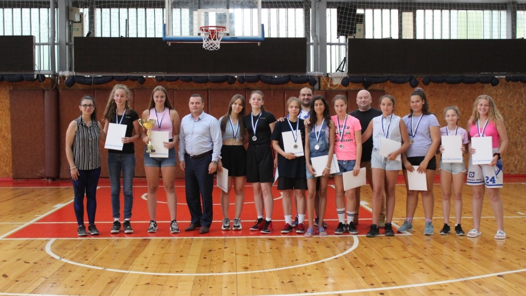 Кметът Пенчо Милков отличи и държавните шампиони по баскетбол за момичета. Старши треньорът Магдалена Атанасова-Миланова получи плакет  „Заслужил треньор“