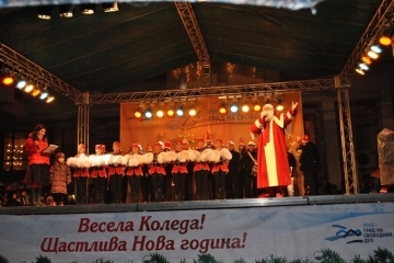 Кметът Пламен Стоилов и Дядо Коледа запалиха светлините на коледната елха