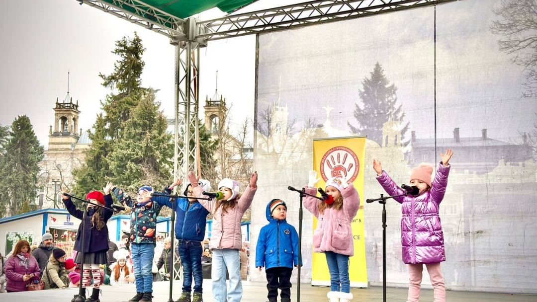 Стотици русенци пяха заедно с Братя Аргирови по време на концерта „Не на насилието, да на доброто!“ 