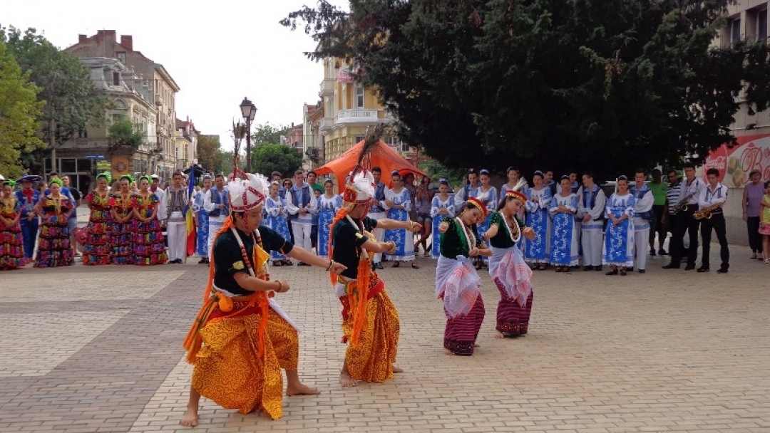 Концерт в центъра на Русе показа танцовото изкуство на три държави 