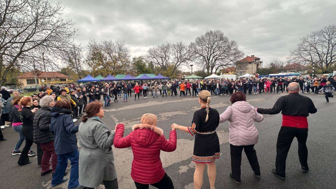 Сандрово отбеляза своя празник с много музика и народни танци