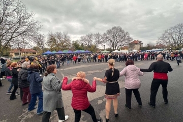 Сандрово отбеляза своя празник с много музика и народни танци