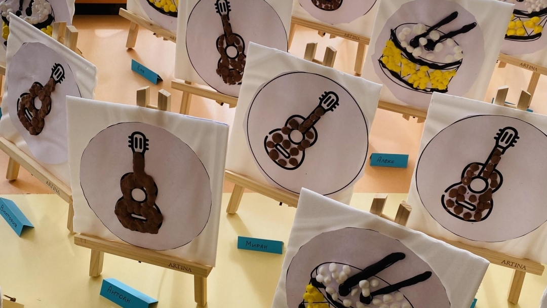 Възпитаници на Музикалното училище запознаха деца от ДГ „Слънце“ с музикалните инструменти