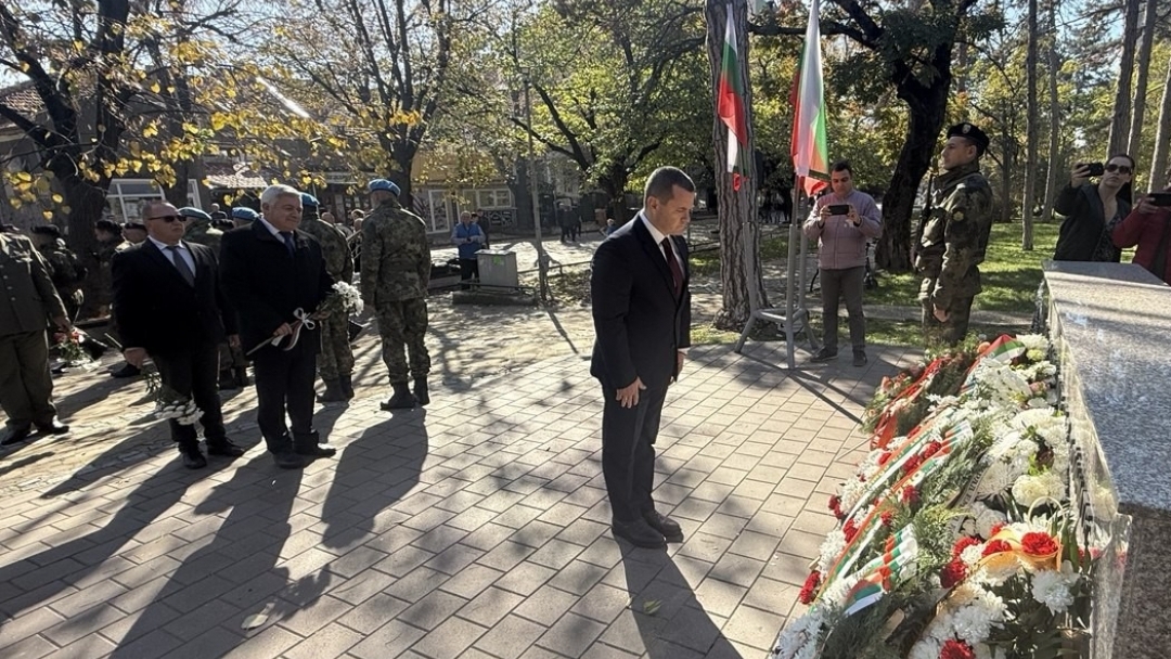 Русе почете паметта на героите с военен ритуал и панихида за Архангелова задушница