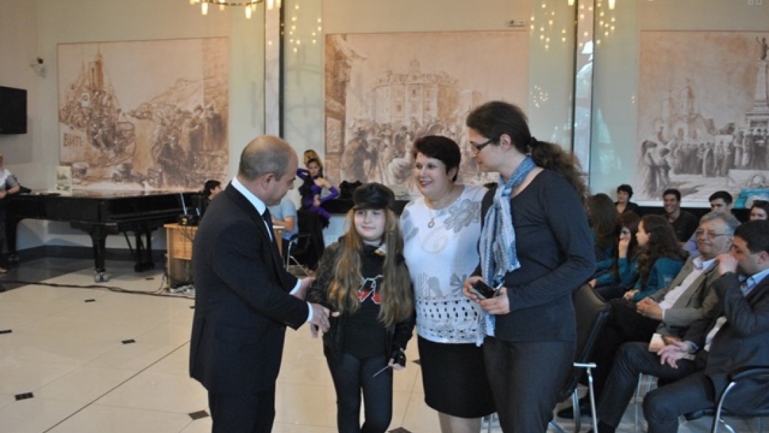 Кметът Пламен Стоилов връчи Ботевската награда на дванадесетокласничката Кристина Димитрова