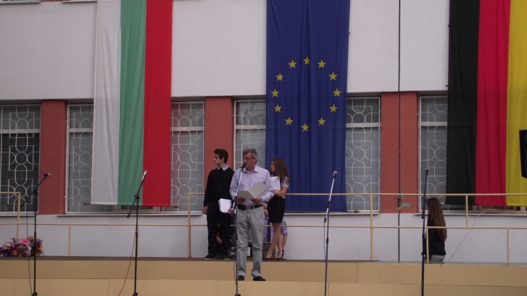 Знамена с логото на кампанията "Русе - град на свободния дух" подари Общината на всички русенски училища