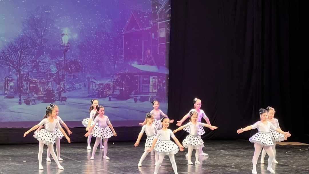 Традиционният коледен концерт на Общинския младежки дом в Русе зарадва стотици русенци