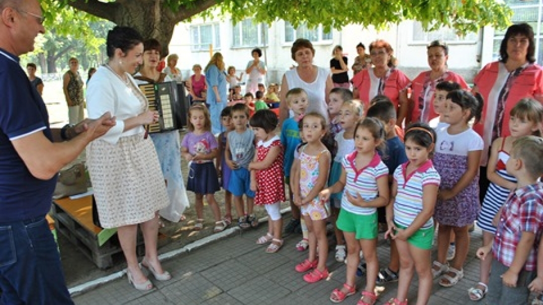 Министър Танева и кметът Стоилов откриха детска и спортна площадка в град Мартен