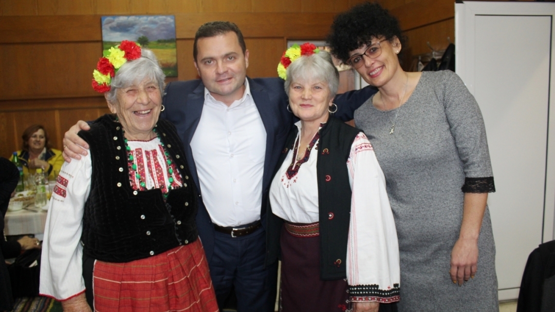 Пенчо Милков към възрастните хора от Червена вода: „Нека да се научим както живеем с подкрепа и топлина в семейството, така да бъде и в нашето общество”
