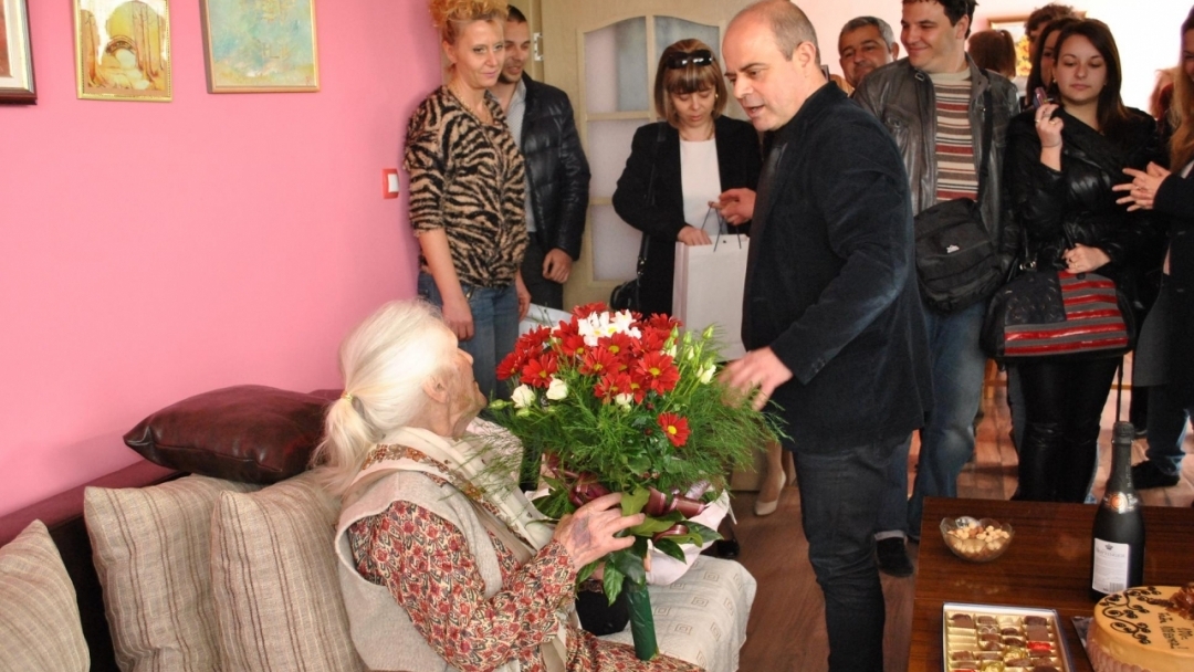 Кметът Пламен Стоилов поздрави лично столетница от русенския квартал „Средна кула“