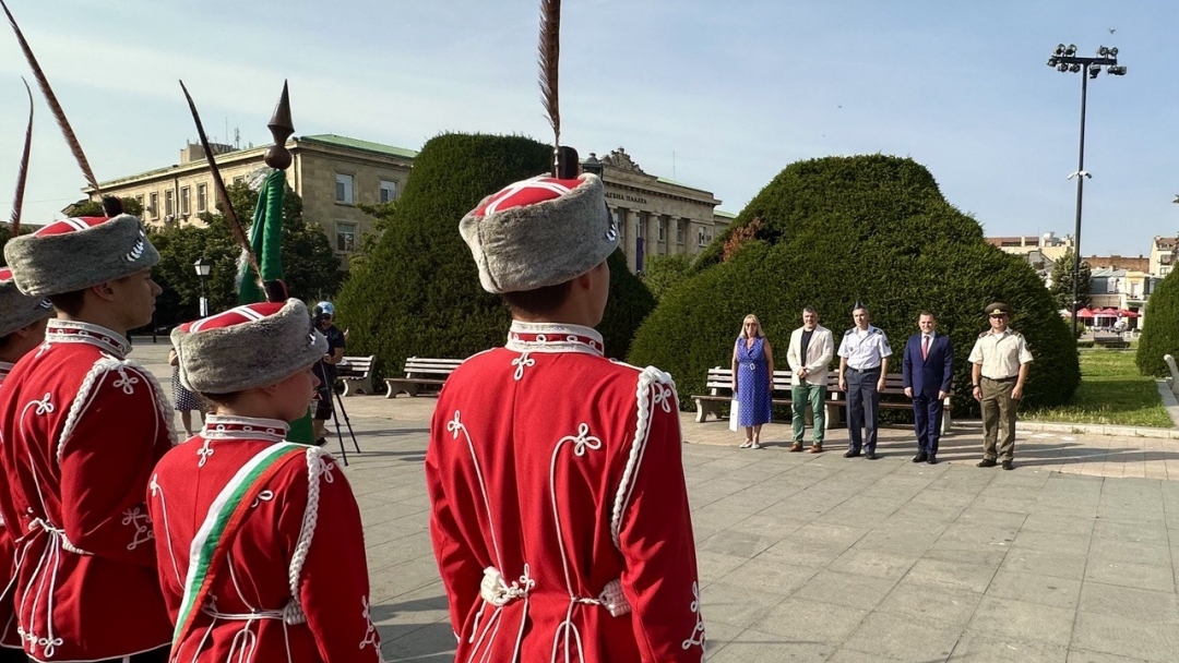 Предаването и приемането на знамето на русенския Младежки гвардейски отряд бе отбелязано с тържествена церемония