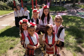 Русенски деца се потапят днес в магията на българския фолклор