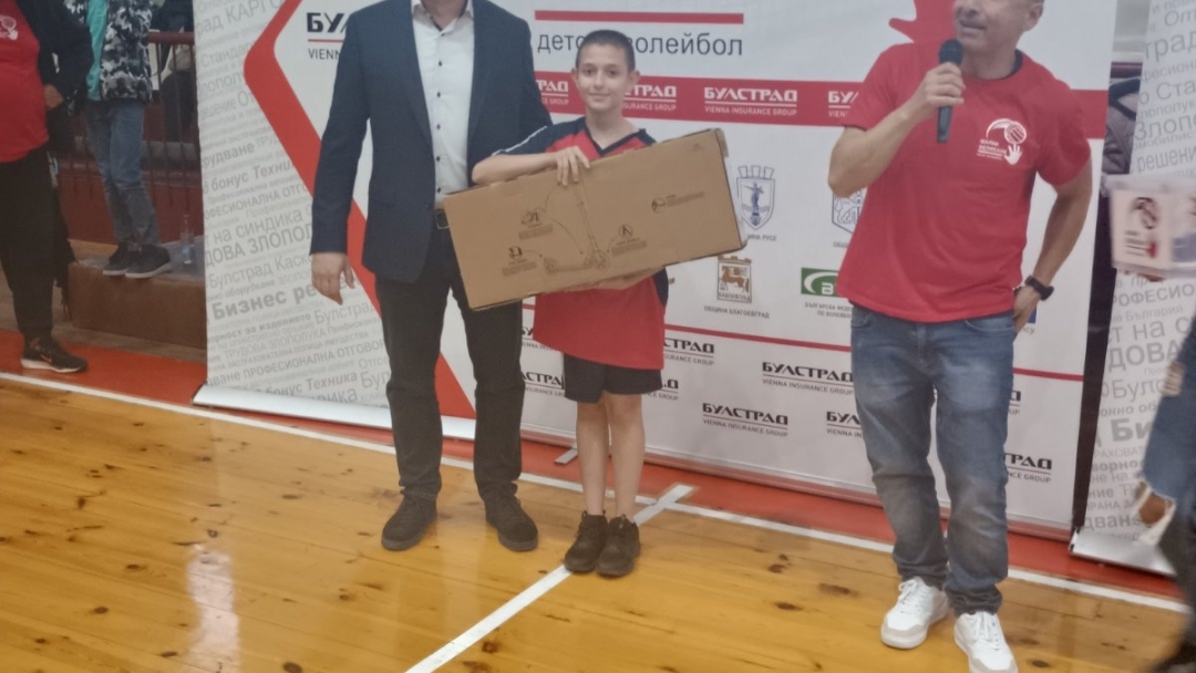 Волейболистите от СУЕЕ "Св. Константин-Кирил Философ" спечелиха купата на детския турнир „Малки великани"