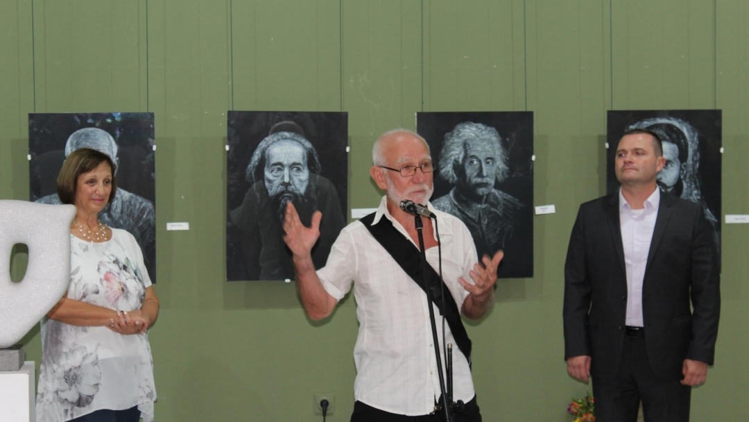 Pencho Milkov awarded a gold badge to sculptor Zukhtu Kalit for his 70th anniversary