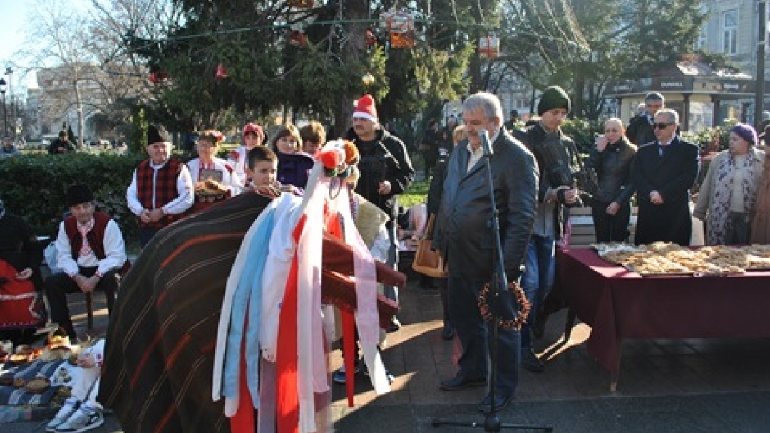 Заместник-кметът Иван Григоров посрещна коледари на градския площад 