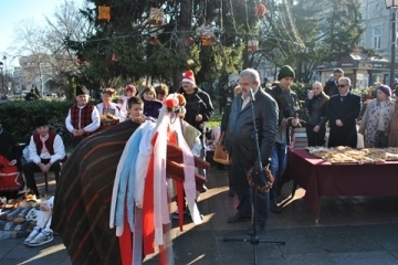 Заместник-кметът Иван Григоров посрещна коледари на градския площад 