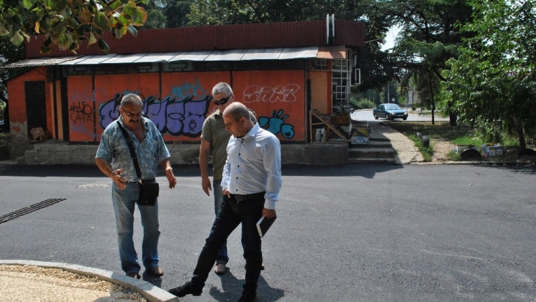 Кметът Пламен Стоилов инспектира ремонтът пред блок „Плиска“