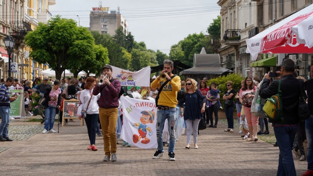 Малчугани от всички общински детски градини се включиха в шествие и разказваха приказки на пет сцени