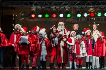 Коледната елха грейна в центъра на Русе
