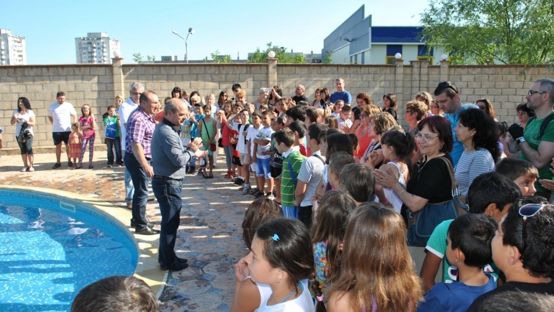 135 русенчета на безплатни уроци по плуване 