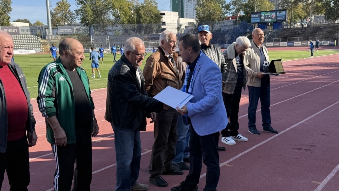 Mayor Pencho Milkov honored the legends of Ruse football who defeated the Roma team 50 years ago