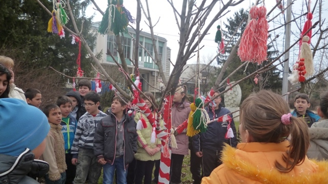 Служители от с. Николово украсиха дърво с мартеници