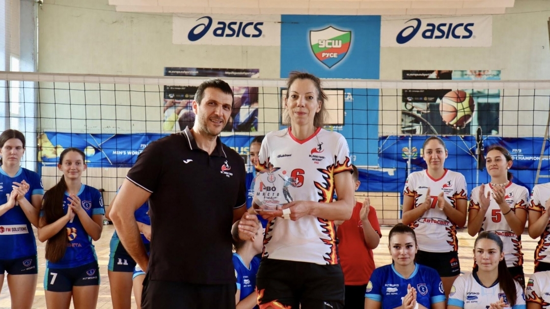 Зала „Ялта“ в Русе бе арена на двудневната волейболна надпревара „За купата на кмета“