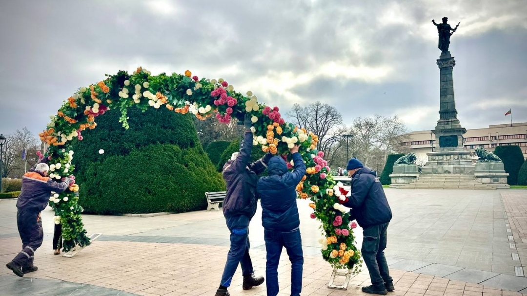 Русе посреща Великден с обогатена празнична украса на площад „Свобода“