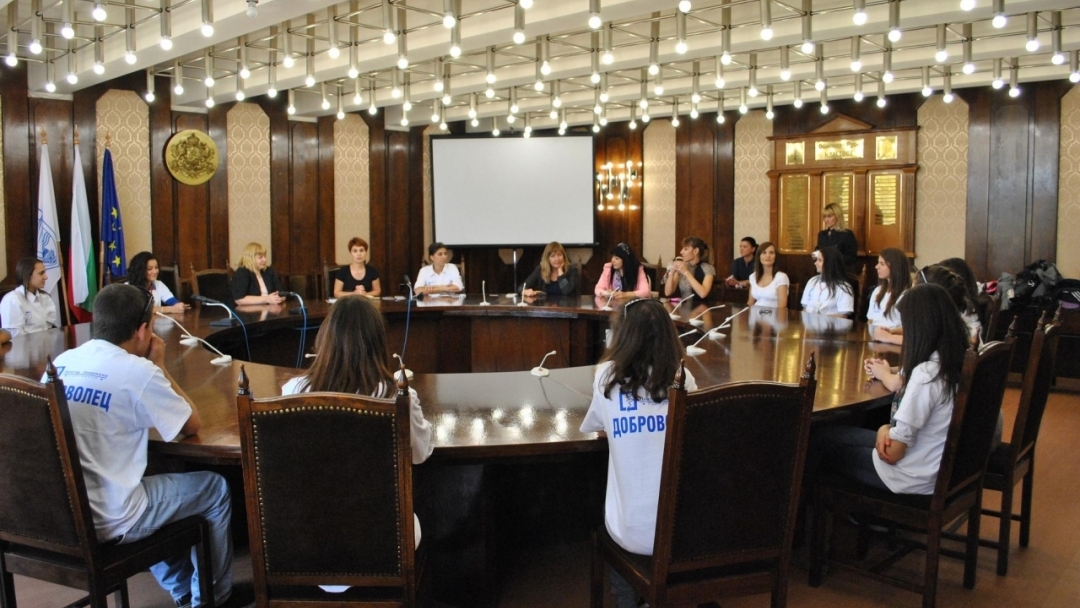 Наградиха млади доброволци