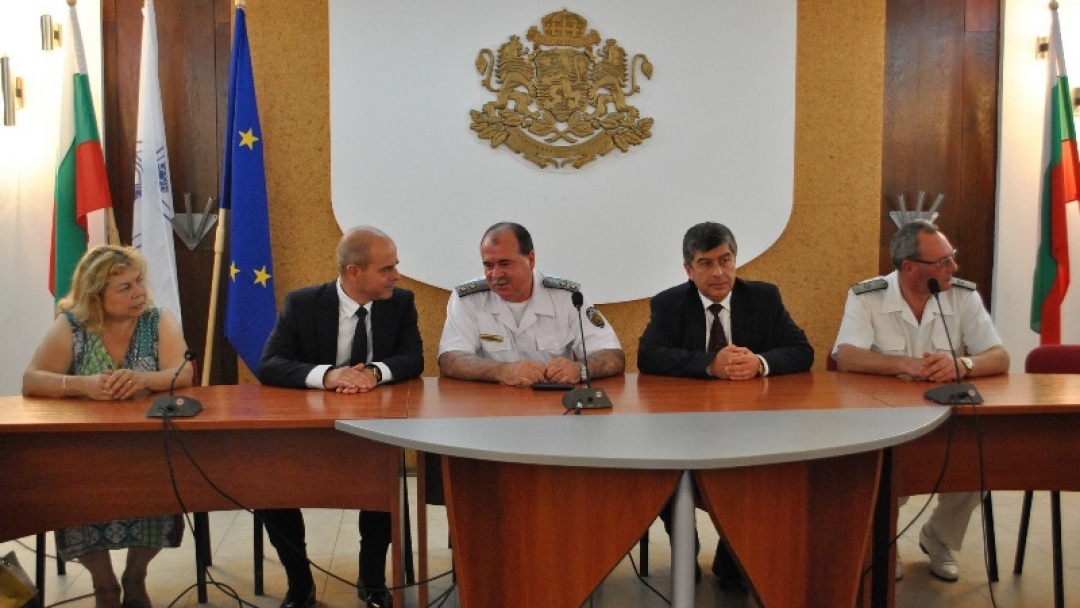 Кметът Пламен Стоилов награди трима военнослужещи по повод 135-та годишнина от създаването на военноморските сили