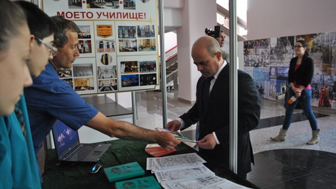 Кметът Пламен Стоилов пожела на учениците да намерят своето училище на изложението на средното образование в Русе