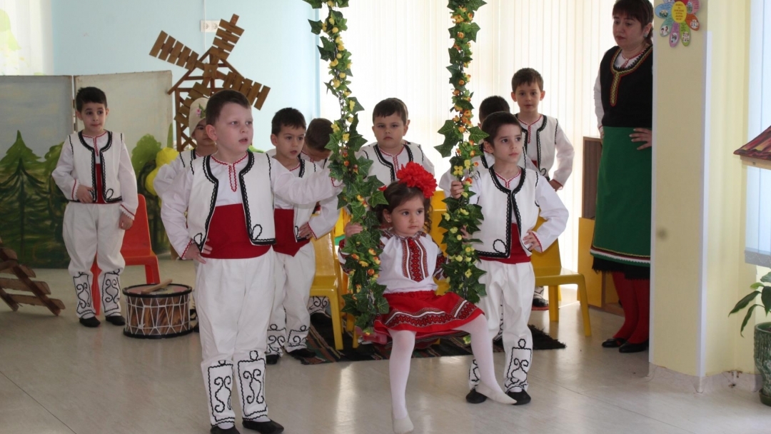 Децата от ДГ „Пинокио“ пресъздадоха българските пролетни обичаи