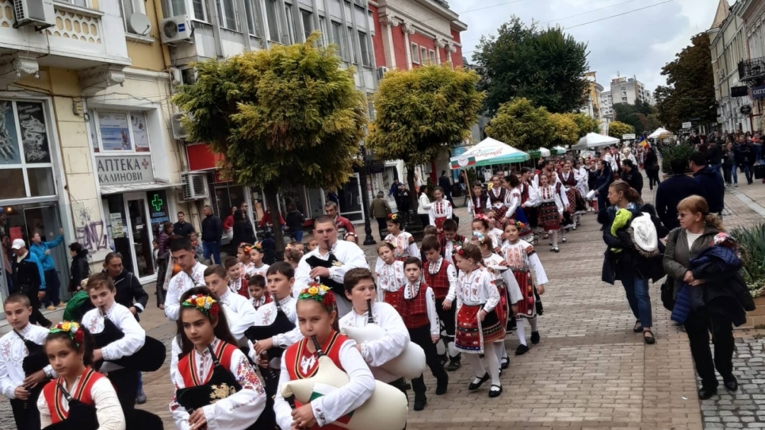 11 състава се включиха в Международния младежки фолклорен танцов фестивал „Северина“ 