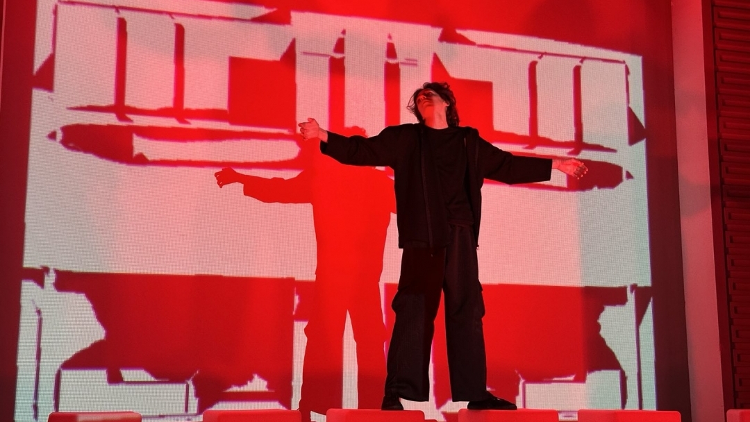 Спектакълът „Осмият цвят“ постави темите за насилието и за силата на доброто