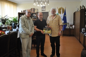 Летопис на Драматичен театър „Сава Огнянов“ получи днес като подарък кметът Пламен Стоилов