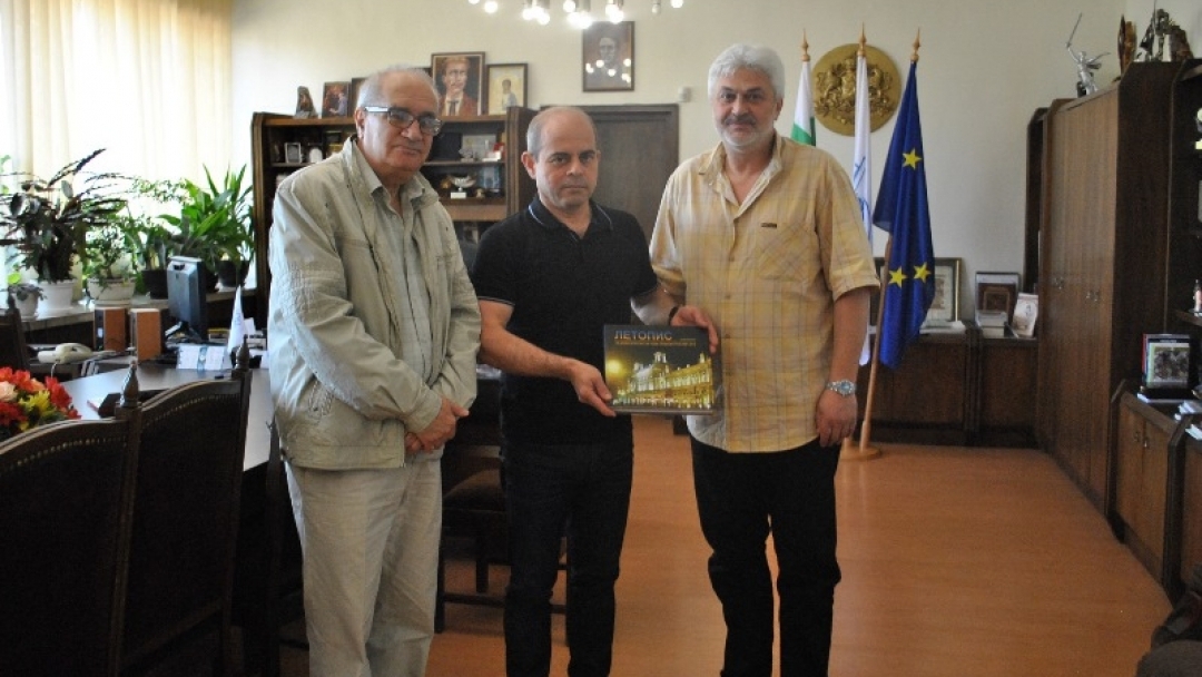 Летопис на Драматичен театър „Сава Огнянов“ получи днес като подарък кметът Пламен Стоилов